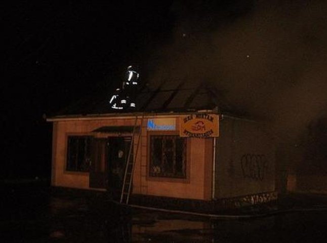 У Мукачеві вщент вигоріло приміщення вулканізації (ФОТО)