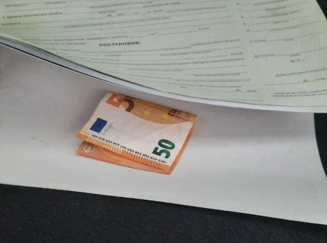 Пропонував 50 євро: закарпатець намагався "домовитися" із поліцейськими