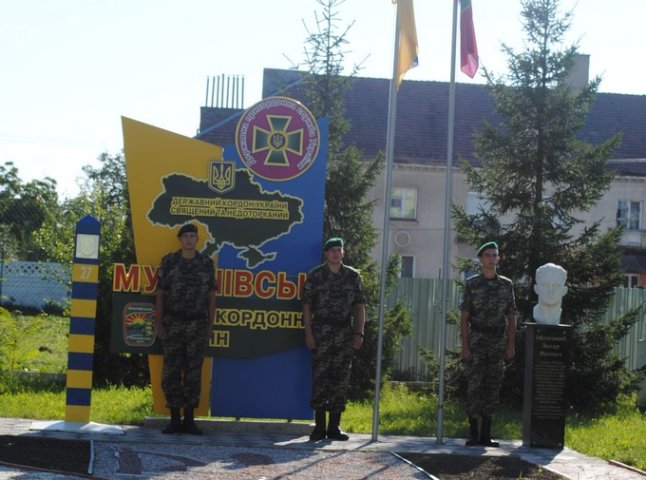 Мукачівський прикордонний загін відзначив День державного прапора урочистим підняттям стягу (ФОТОФАКТ)