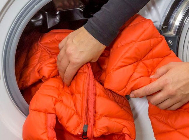 Як прати пуховик, щоб не збився пух і як сушити куртку після прання