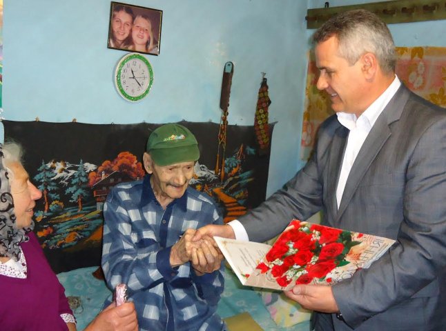 У Кобилецькій Поляні привітали найстарішого мешканця Рахівщини