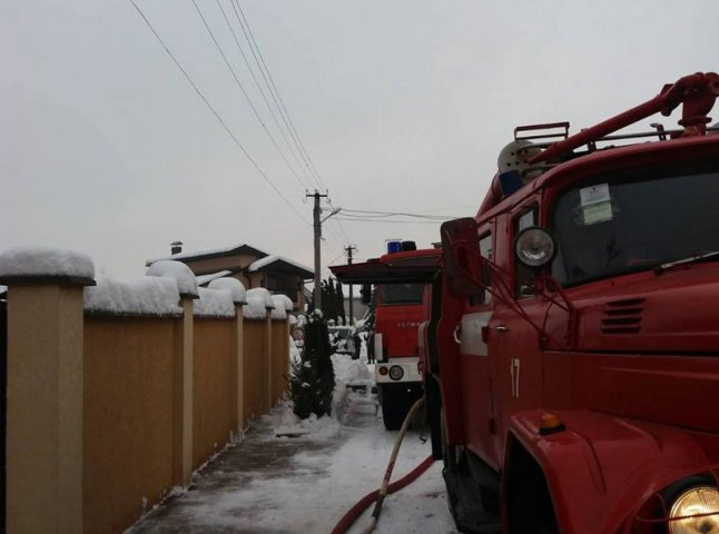 16 рятувальників гасили пожежу у Мукачеві