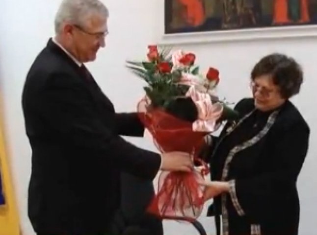 Мер Мукачева особисто привітав вчительку біології Мукачівської ЗОШ №1 зі званням “Заслуженого вчителя України” (ВІДЕО)