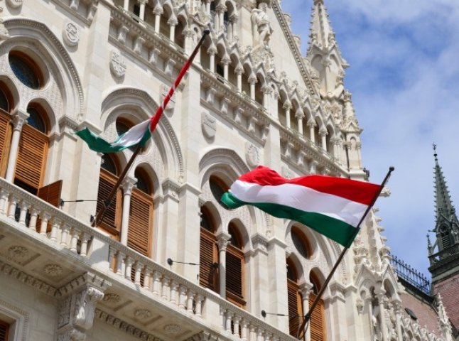 Сусідня Угорщина підписала зі США найбільшу в історії угоду щодо купівлі озброєння