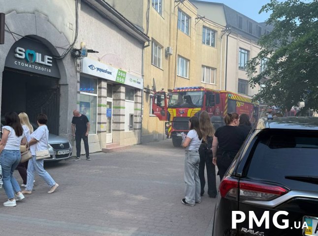 Пожежа у центрі Мукачева: що горить, фото та відео з місця події