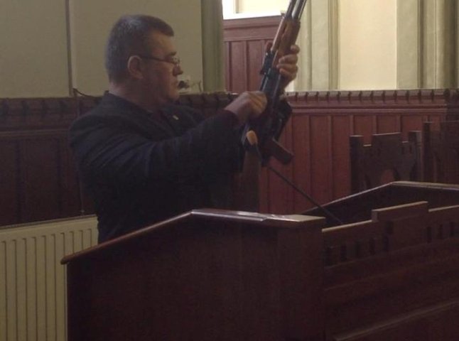 Василь Швардак зі зброєю в руках оголосив про створення самооборони Мукачева (ВІДЕО)