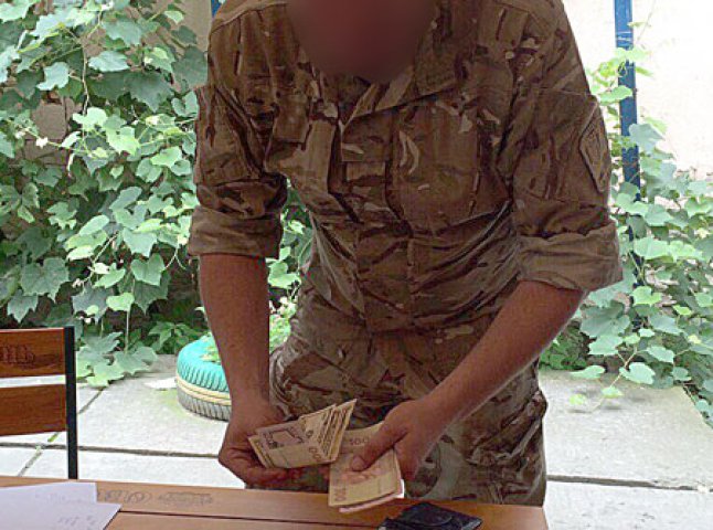 Затриманий працівник військкомату за гроші обіцяв громадянам статус учасників АТО