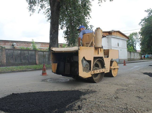 В Ужгороді біля залізничного вокзалу продовжують ремонтувати дороги