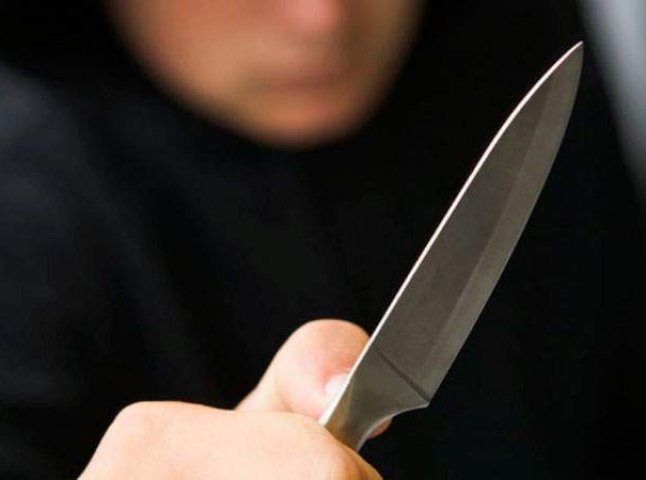 17-річний хлопець із ножем у руках напав на чоловіка в готелі