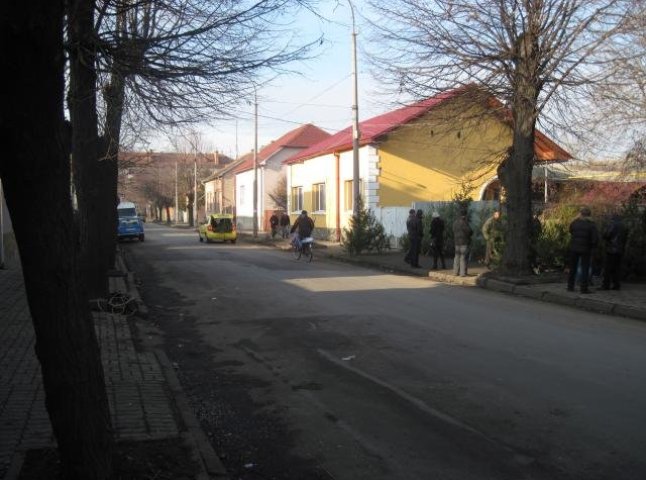 Міліціонери встановили особу, яка стріляла в продавців ялинок біля Мукачівського залізничного вокзалу