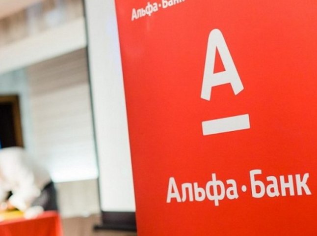 "Альфа-Банк" і "Monobank" видають пластикові картки для отримання 1000 грн за вакцинацію