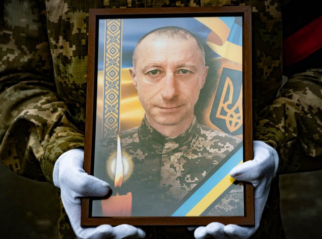 В Ужгороді поховали мужнього воїна, який загинув на війні В Ужгороді поховали мужнього воїна, який загинув на війні