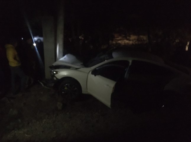 Вночі трапилась жахлива ДТП: автівка розбита, водія та пасажирів забрала "швидка"