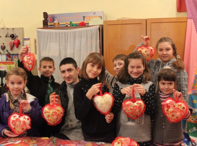 У Мукачеві діти власноруч робили валентинки військовим