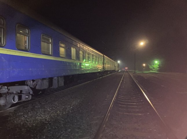 Вибігла перед потягом і лягла головою на колію: поїзд «Ужгород – Лисичанськ» переїхав жінку
