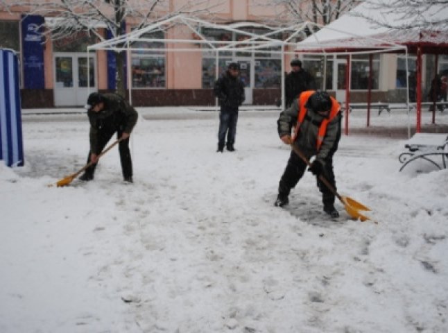 Мукачево у сніговому полоні: комунальники відкопують місто (ФОТО)