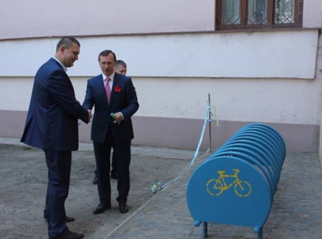 Неподалік Головного управління Нацполіції в Закарпатській області відкрили велопарковку