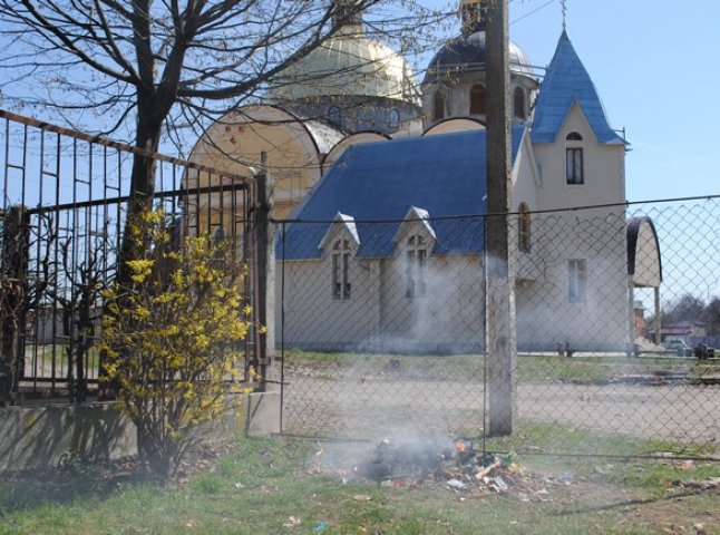 В Мукачеві перед святами собор закидують сміттям (ФОТО)
