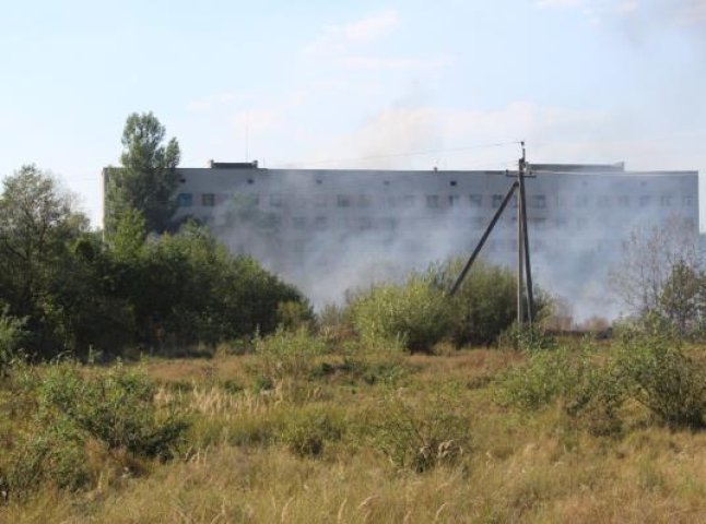 Пожежники гасили загорання біля Іршавської районної лікарні
