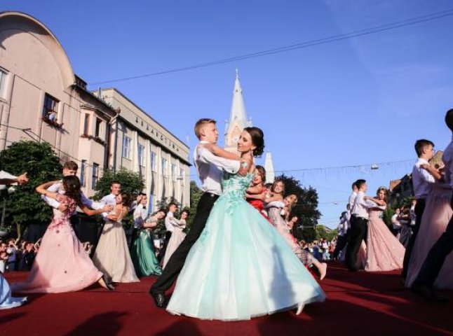 Стало відомо, коли в Мукачеві відбудеться парад випускників