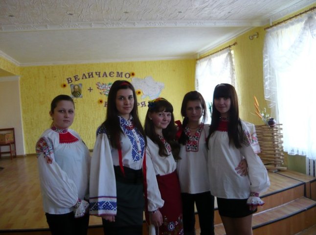 Студенти Мукачівського економічного коледжу вшанували великого Кобзаря (ФОТО) 