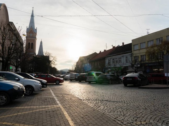 Яка сума штрафу, якщо не розрахуватись за платну парковку в Мукачеві