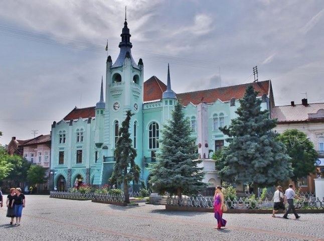 Мукачівці вражені захмарними зарплатами працівників міськради. Соцмережі вибухнули коментарями