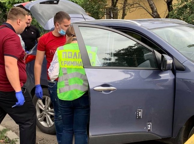 Вранці в Ужгороді обстріляли автомобіль начальника управління захисту економіки 