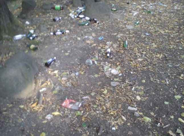 Гори побутового сміття залишають після себе відпочивальники на Мукачівщині (ФОТО)