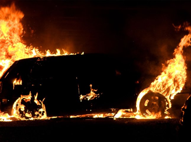 На Берегівщині вогонь знищив автомобіль "Volkswagen Golf"