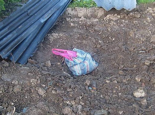 На Мукачівщині матір закопала в землю своє новонароджене немовля (ФОТО)