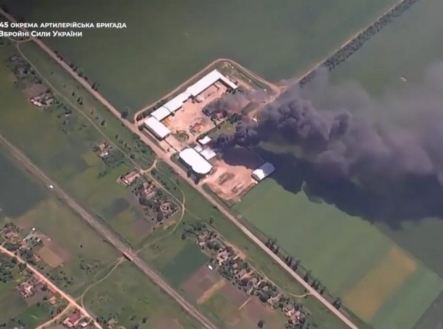 Українські артилеристи спалили ворожу базу забезпечення