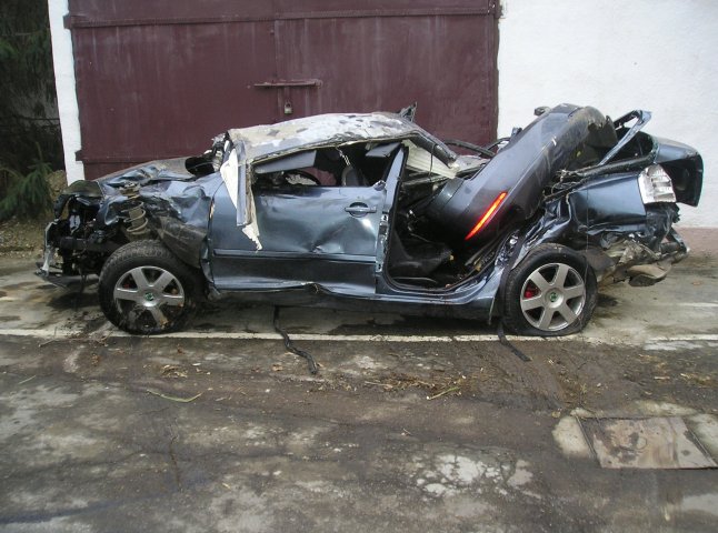 З’явилися фото автомобіля після аварії на Берегівщині, в якому розбилося троє студентів (ФОТО)