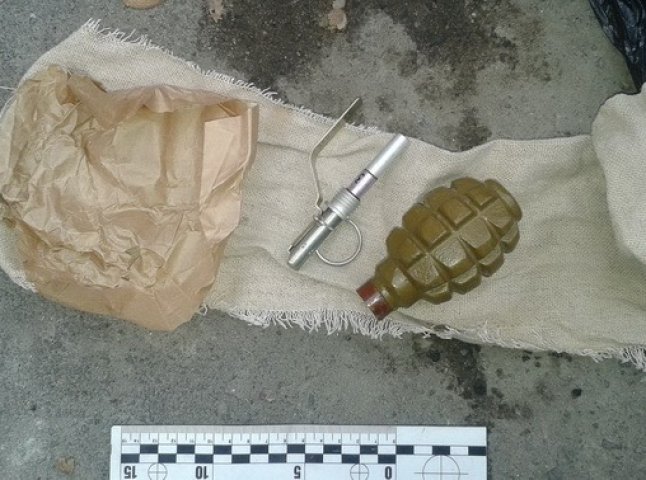 У центрі Мукачева у чоловіка виявили гранату