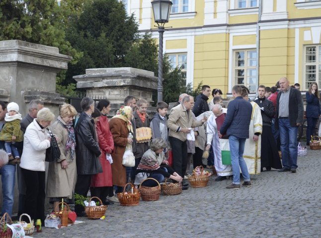 Жителі обласного центру цілими сім’ями прийшли до Ужгородського кафедрального собору, щоб освятити паску
