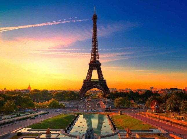 Приваблива пропозиція для закарпатців: злітати до Парижу за 19 евро