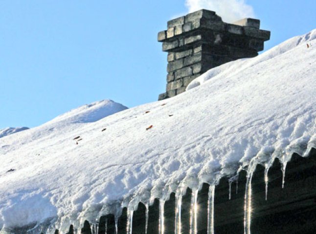 Наслідки снігопаду: обвалилася частина даху багатоповерхівки