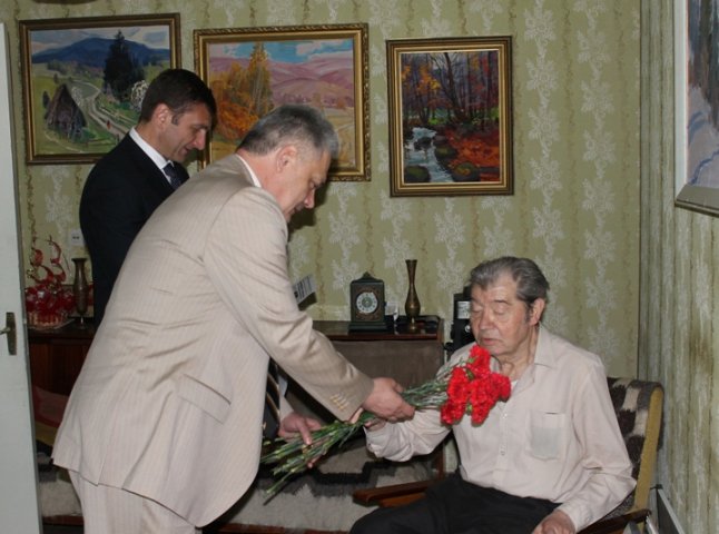 Митний генерал з підприємцем привітали почесного ветерана з Днем Перемоги