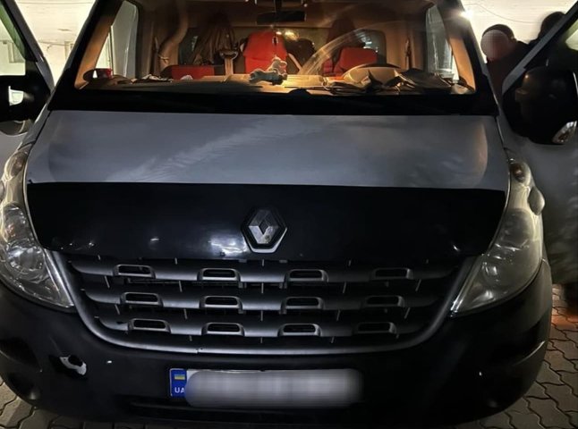 В Україну прямував закарпатець на «Renault»: що знайшли у автомобілі прикордонники