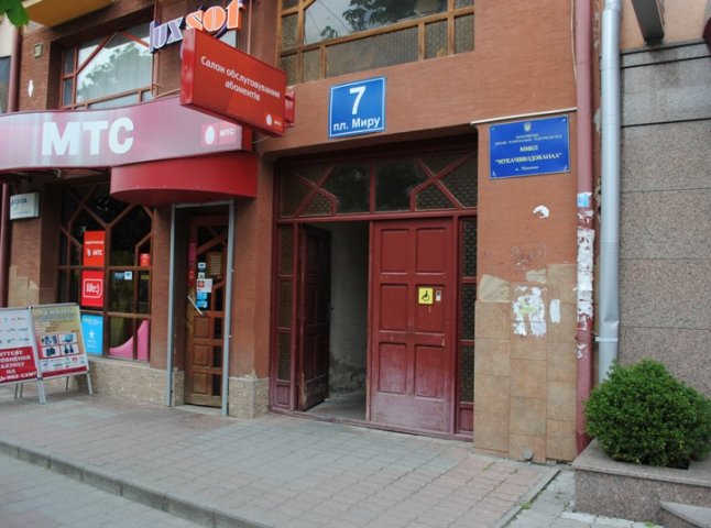 Через аварію у водомережі центр Мукачева вже майже годину без води