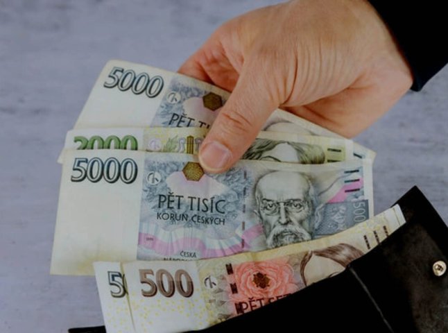 Мінімалка в Чехії зросла: скільки українці можуть заробити за місяць у 2025 році Мінімалка в Чехії зросла: скільки українці можуть заробити за місяць у 2025 році