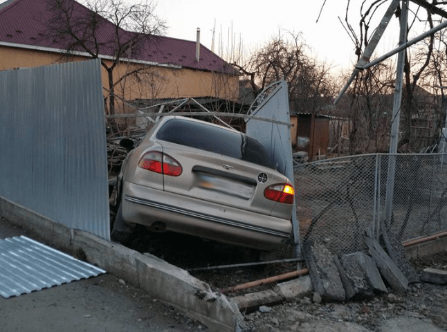 У мікрорайоні Росвигово в Мукачеві автівка протаранила паркан і в’їхала в приватний двір