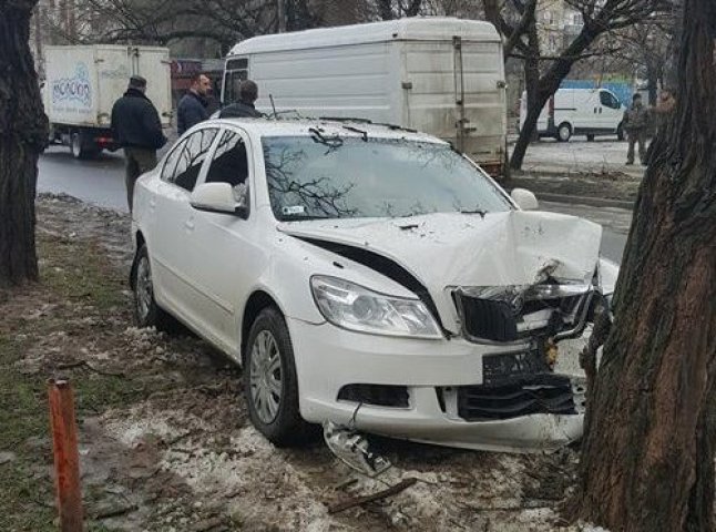 В Ужгороді зіткнулись "Шкода" та мікроавтобус. Легкових відкинуло на узбіччя, де він в’їхав у дерево