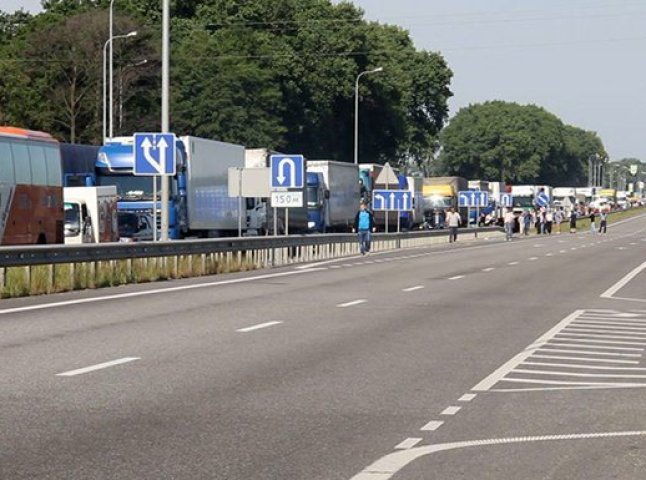 Трасу Київ-Чоп заблоковано, матері та дружини військовослужбовців вимагають негайної ротації (ВІДЕО)