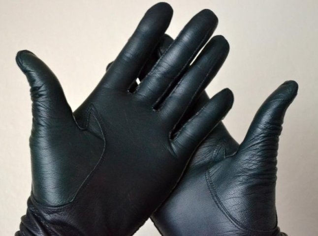 Пенсіонер з Ужгорода намагався вкрасти шкіряні рукавички