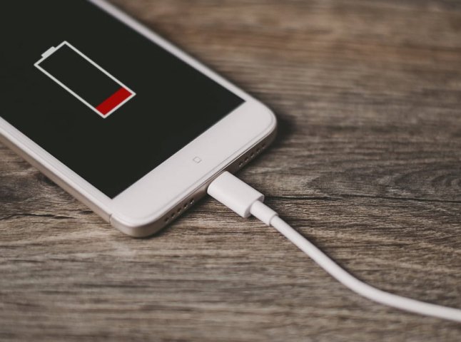 Чи можна залишати телефон на зарядці на ніч: відповідь експертів