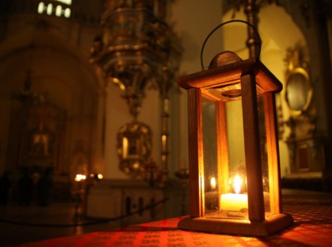 Пластуни Ужгорода запалять Віфлеємський Вогонь Миру