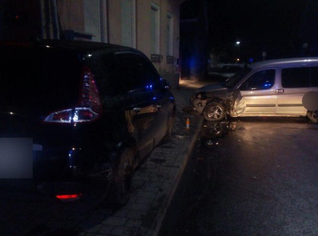 В Ужгороді водій іномарки втік від патрульних і протаранив "Opel" і дорожній знак