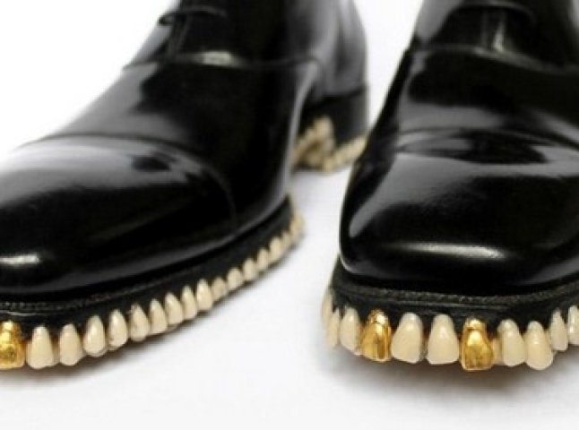 Ужгородська дизайнерка презентувала “зубаті” черевики (ФОТО)
