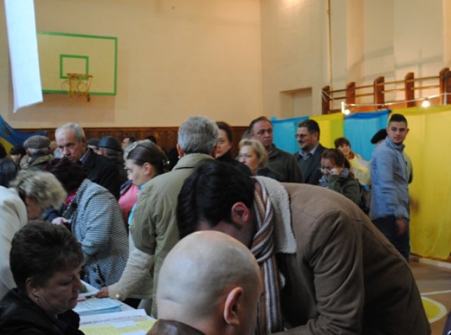 У Перечині на виборчих дільницях черги, в Іршаві вже проголосували 7,5% виборців, у Берегові – 7%